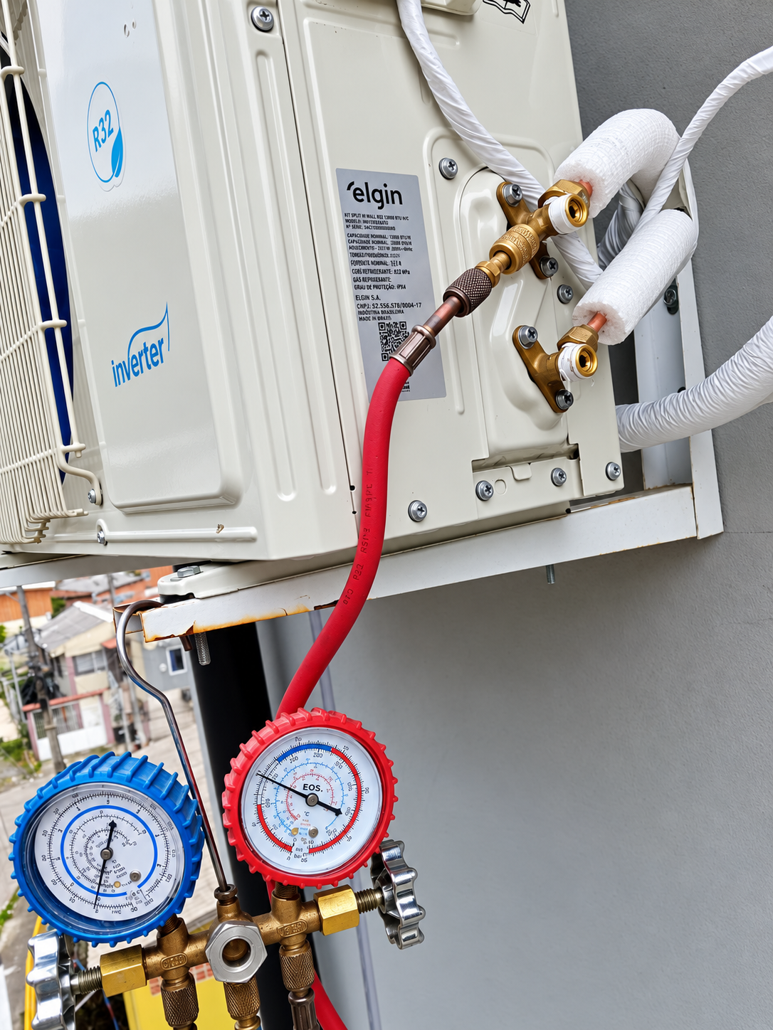 Manômetros conectados a unidade externa de ar-condicionado