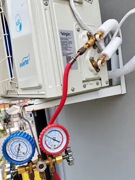 Manômetros conectados a unidade externa de ar-condicionado