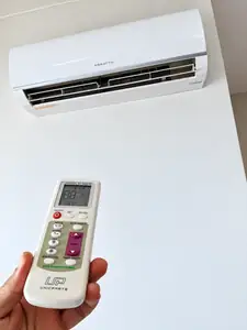 Ar-condicionado Agratto com controle remoto em uso